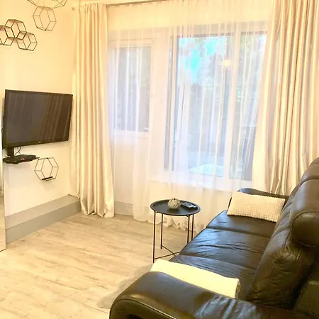 Lovely With Patio Apartament