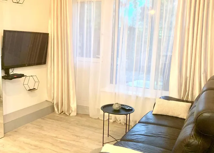 Lovely With Patio Apartament